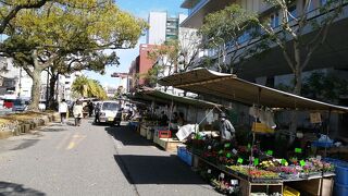 昼過ぎには閉店し始める