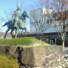 彦根駅のすぐそばに建っています。