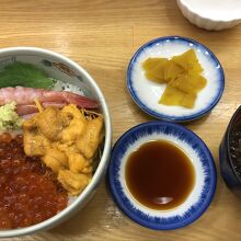 甘えび、いくら、ウニ丼2200円