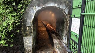 洞窟の中にある源泉を見学できる