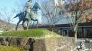 彦根駅すぐそば、勇ましい姿の彦根藩初代藩主です