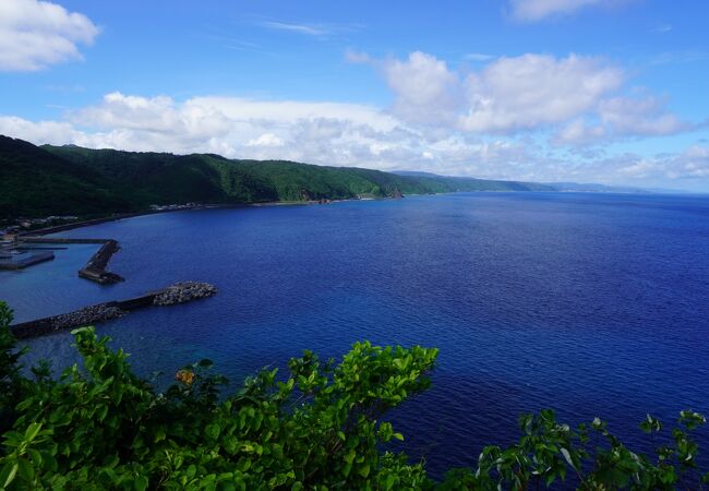 紺碧の海の色も鮮やかでスカッとした眺め