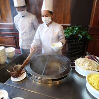 麺は２種類。フォーと黄色い中華麺。スープが美味しい。