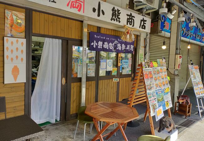 リーズナブルに海鮮丼を