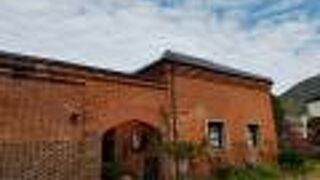 赤レンガと瓦屋根の元銀行建築で、お土産も売ってます