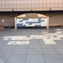 地面には映画の舞台となった都道府県のパネルがはめ込んである