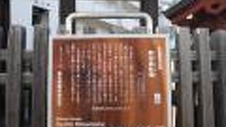 交差点にあります。