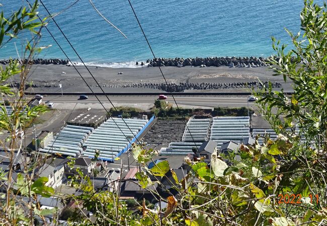 日本平山頂からのロープウェイで久能山東照宮に向かうには、まるで久能海岸に降りるような感覚で乗車します。