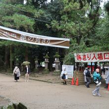 春日大社の参道に設けられた入り口