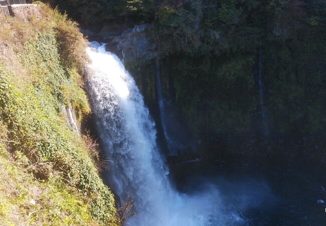 勢いよく流れる滝