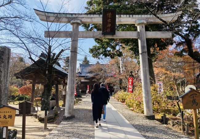 小諸城跡の本丸跡にある神社