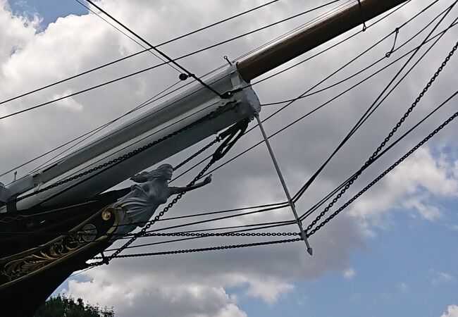 グリニッジ ピアの直ぐ近くに陸上展示されている有名な帆船。