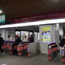 下北沢駅改札。