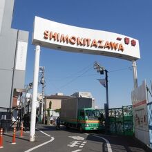 右側に見えるのが再開発フェンス。