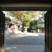 神社境内。