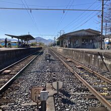 ホーム間は線路を通る