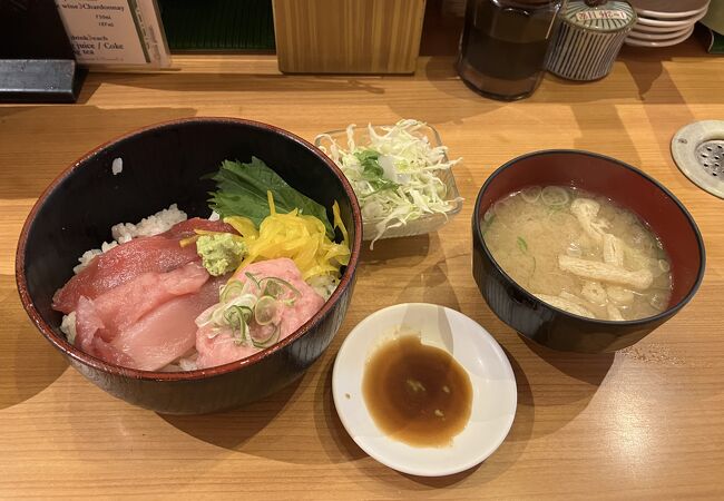最近通う西新宿のひまわり寿司600円丼