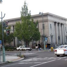 左から右への道路が中央通り