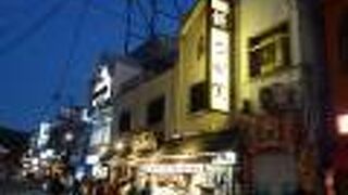 奈良観光の中心。にぎやかな通りです。