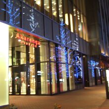 アカプラの横にあります