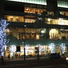 札幌駅前通と大通が交わる角にあります