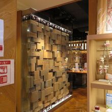 奥が客席、その手前にはスーベニアショップ