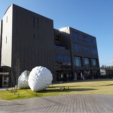 猿沢池近くに建っています