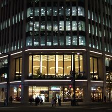 ２階には広いラウンジもあります