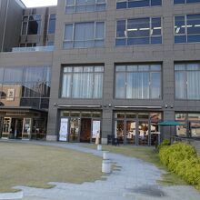 １階にはカフェが入っています