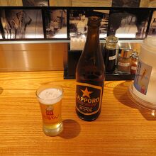 まずはビール(700円)、グラスにもぶーちゃん