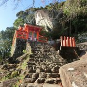 驚きの階段と拝殿の岩
