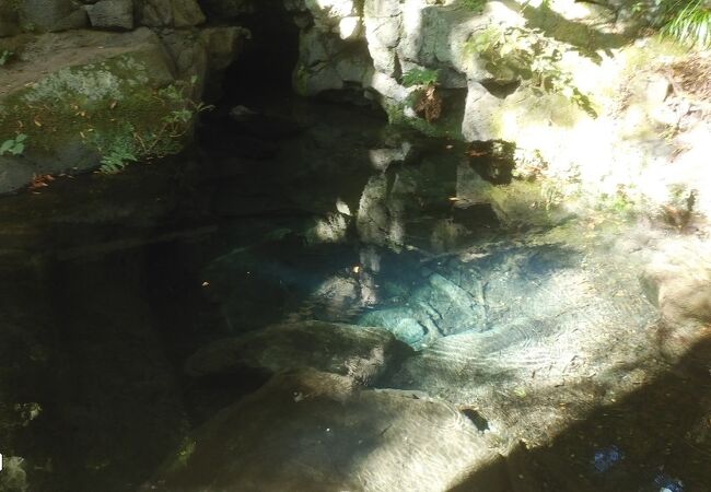 白糸の滝の近くにある溶岩の湧水