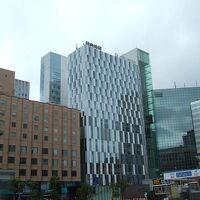 明るい外観のホテルです