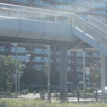 画面が白飛びしました。イオンからの歩道橋と公園