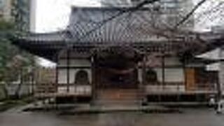 大小さまざまな大きさのビルが立ち並ぶ中にオーソドックスな形のお寺が