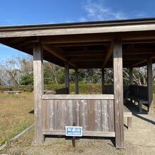 飯盛山山頂には休憩所がある