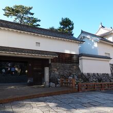 東門（かつての内柳門）と艮隅櫓