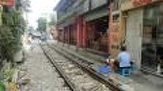 線路の上を歩く