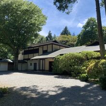 旧岸邸の車寄せと建物