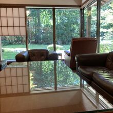 応接室のソファに座って