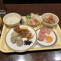 朝食のバイキング