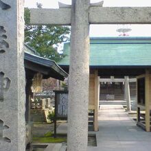 年季の入った拝殿や山門があります