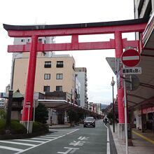 この先の正面にあります