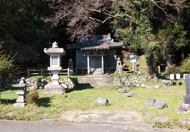 田貫湖の湖岸にひっそりと鎮座する