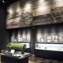 市民の暮らしを襲う空襲の写真など