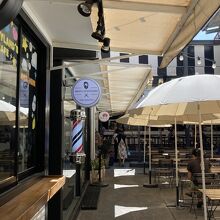 テーブルが並べられてフードコート