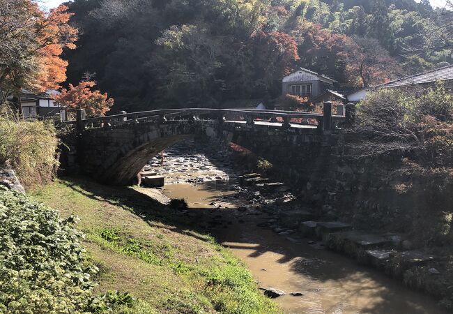 秋月の城下町の入口にある石造りの目鏡橋は町のシンボルです。