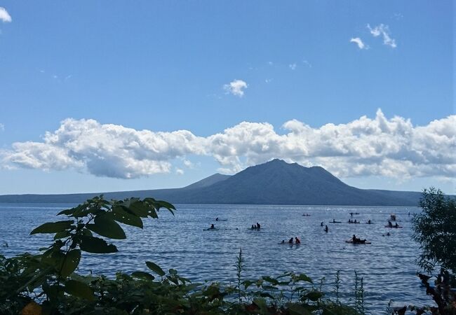 支笏湖に映える火山