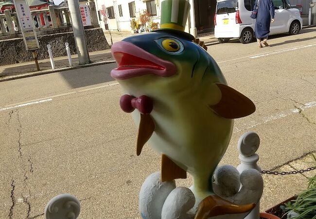 氷見の商店街にハットリくん関連のオブジェが多数