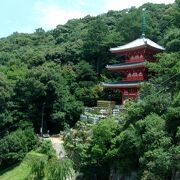 岐阜市の象徴である金華山の緑に映える朱塗りの三重塔